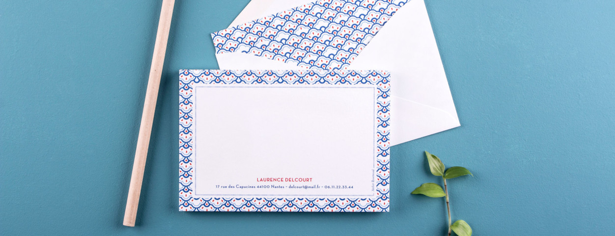 Carte de correspondance dont l'original motif bleu et rouge est inspiré de tissus japonais par l'Atelier Rosemood